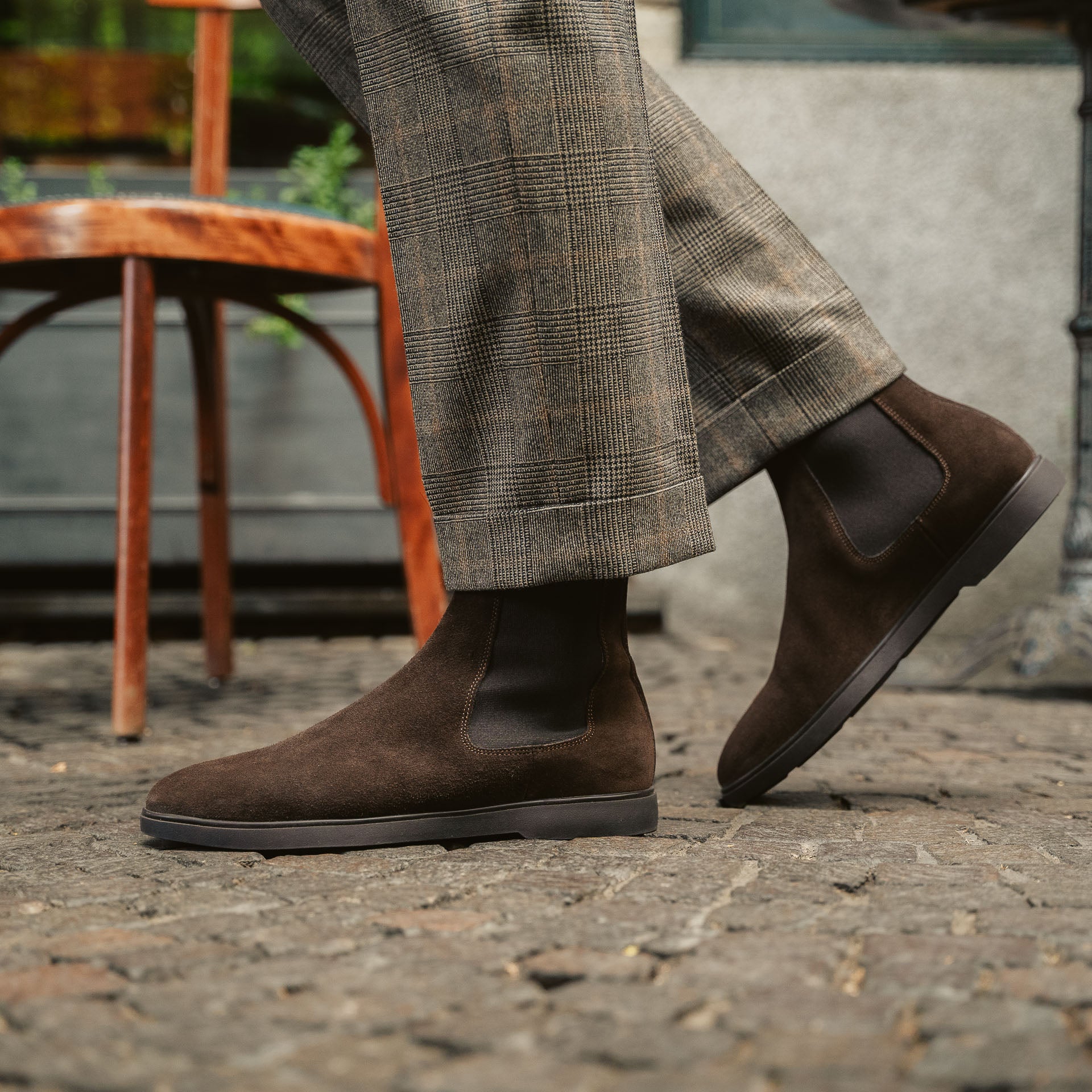 Bottines Chelsea marron fonce en cuir suede pour homme Velasca