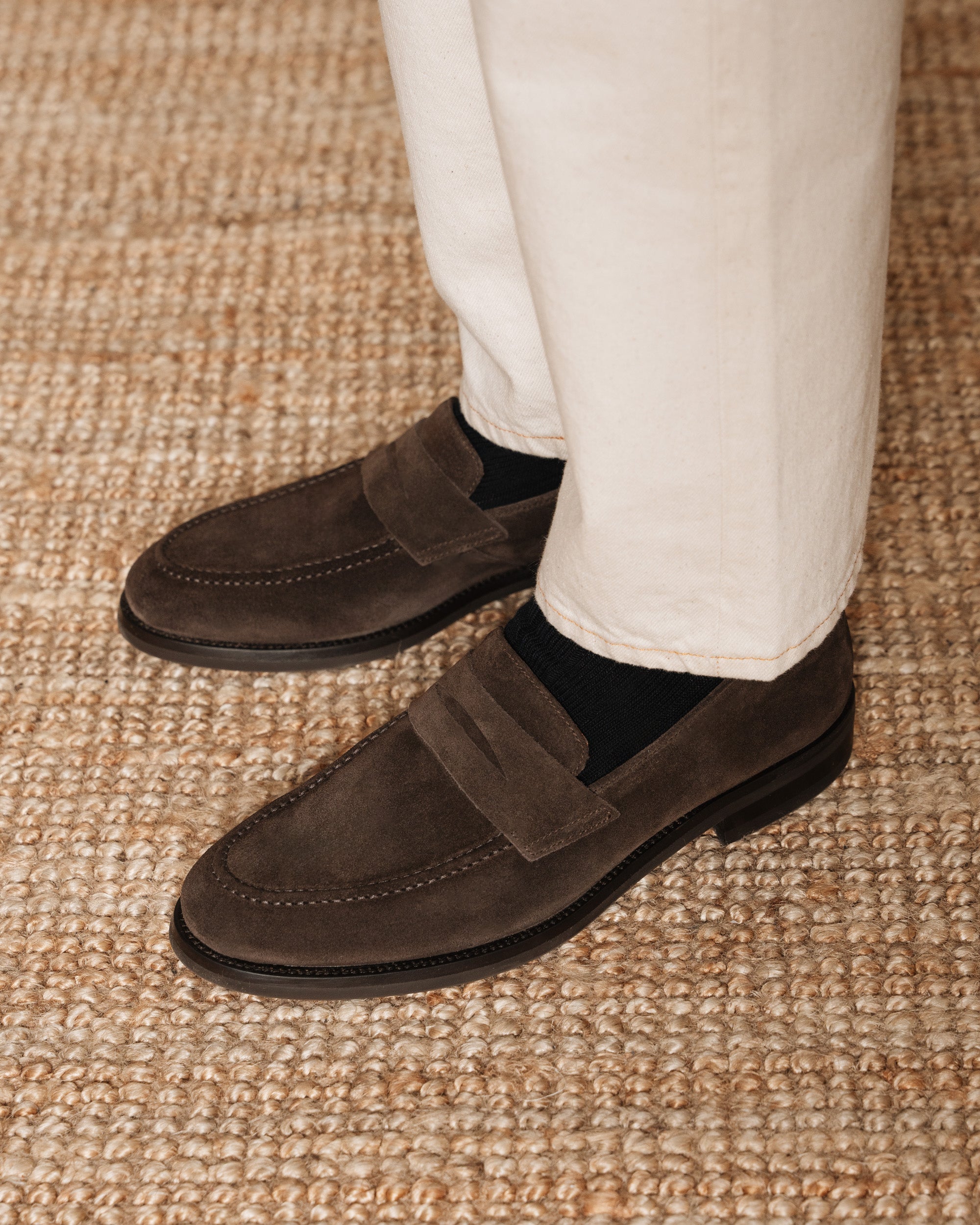 Mocassins penny fuselés, en cuir suédé marron | Velasca